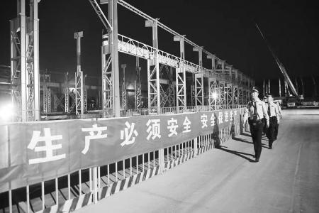           民警排查隐患，防治安全生产事故发生。 图片由太原市公安局提供        