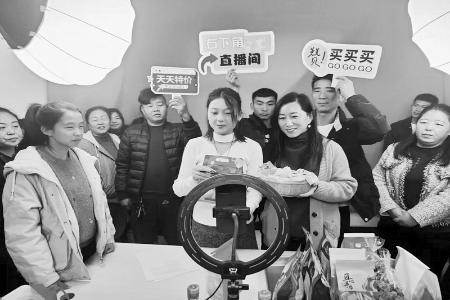           学员在实践中历练 本报记者 陈晓平 摄        