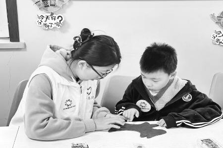           体验非遗制作 图片由团太原市万柏林区委提供        