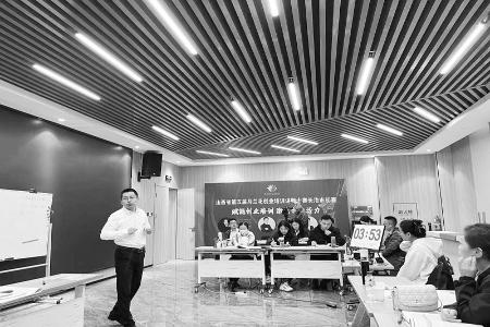           葛斌斌将创业知识以通俗易懂的方式呈现给学员        