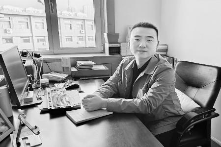           荆卓然用文学记录时代变迁，反映人民心声。        