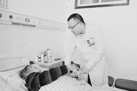           积极学习，提高医疗服务水平。 本报记者 刘琴 摄        