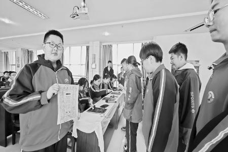           学生们体验刻版画印刷        