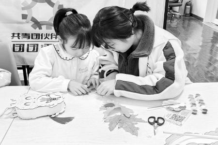           孩子们制作书签 图片由团太原市万柏林区委提供        