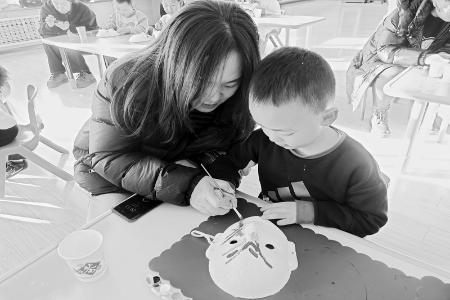           志愿者和家长孩子们拿起画笔尽情发挥 本报记者 孟存田 摄        