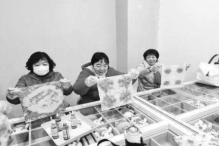           老年朋友体验扎染 图片由太原市博物馆提供        