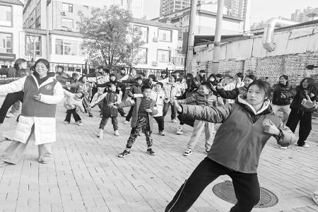           居民户外体验八段锦 图片由团太原市万柏林区委提供        