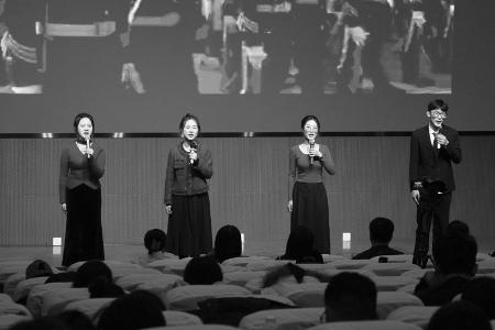           朗诵声里话辉煌 图片由山西医科大学团委提供        