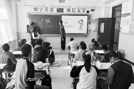           青年志愿者给孩子们上了一堂美术课 图片由国网山西送变电公司提供        