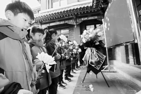           深切缅怀 图片由团太原市杏花岭区委提供        