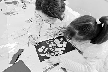           大家纷纷动手尝试制作烧箔画 图片由团太原市万柏林区委提供        