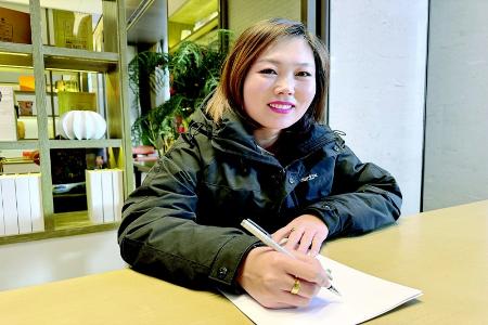           青春靓丽的许丽丽，说话温和，做事干练。 本报记者 孟存田 摄        