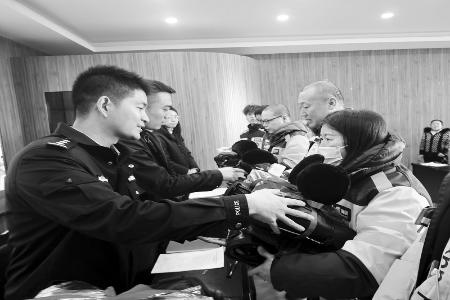           赠送“暖冬福袋” 图片由团高平市委提供        