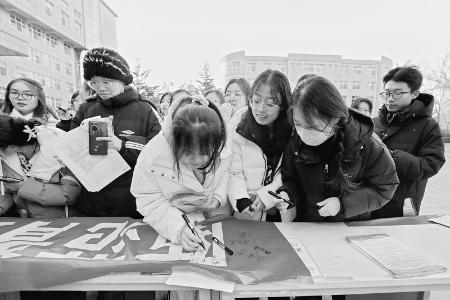           禁毒签名,警钟长鸣。 实习生 路诗洁 摄        