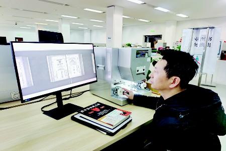           张毅炜在国家图书馆查阅资料 本版图片均由张毅炜提供        