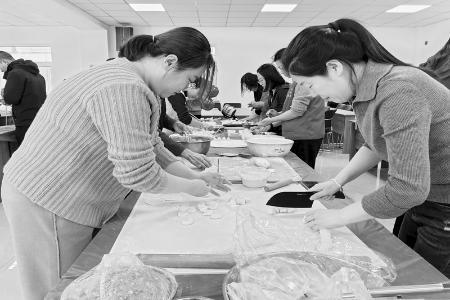           包饺子现场弥漫着浓浓的节日氛围 图片由太原市青年路二社区提供        
