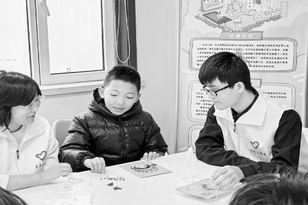          制作京剧脸谱 图片由团太原市万柏林区委提供        