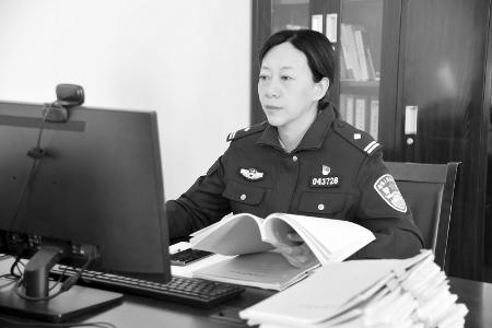          忠诚履职，尽显女警担当本色。 通讯员 姬志平 摄        