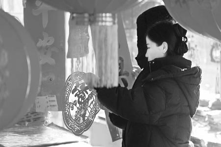           市民备年货，迎接新春佳节。 图片由清徐县融媒体中心提供        