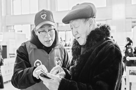           青年志愿者化身“文明使者”，用心用情服务旅客。 本报记者 刘琴 摄        