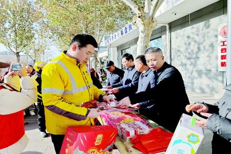           送慰问品 图片由团夏县县委提供        