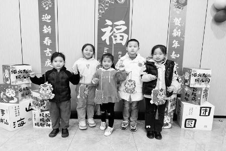           小朋友制作灯笼感受传统文化 图片由山西邮政提供        
