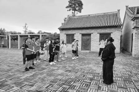           让青春在社会实践中闪光 本报记者 刘琴 摄        