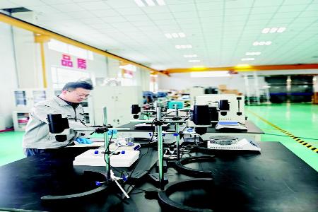           吕宏在行业道路上精益求精，不断前行。图片由忻州市青联提供        