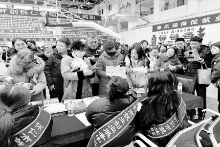           招聘会现场 图片由怀仁市融媒体中心提供        