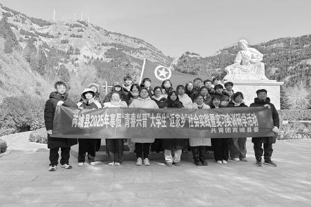           研学实践，触摸家乡发展脉搏。        