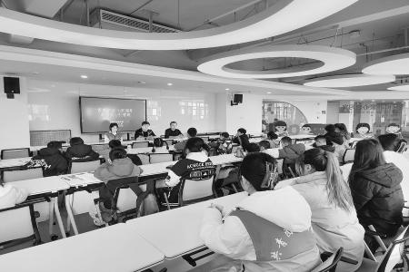           主题活动丰富多彩，激发大学生建设家乡热情。        