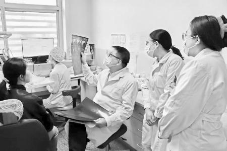           医疗专家细心问诊，守护百姓健康。 图片由晋源区融媒体中心提供        