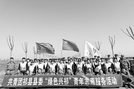           义务植树为祁县增添绿色生机 图片由共青团祁县县委提供        