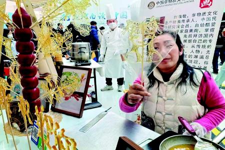           文创互动展位吸引市民驻足 本组摄影 本报记者 李芸红        