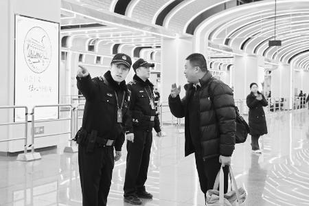           民警关键区域的巡逻防控，确保客流有序疏导。        