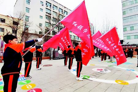           少先队员共赴春天志愿之约 本报记者 王钰钦 摄        