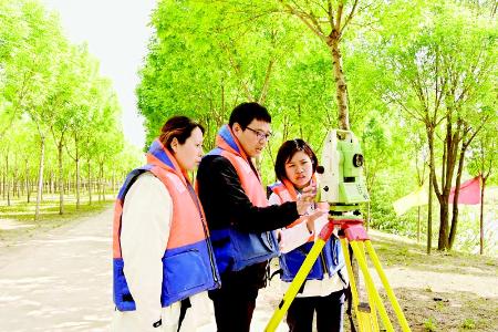           薛俊英（右一）用行动诠释着水文人的责任与担当 图片由受访者提供        