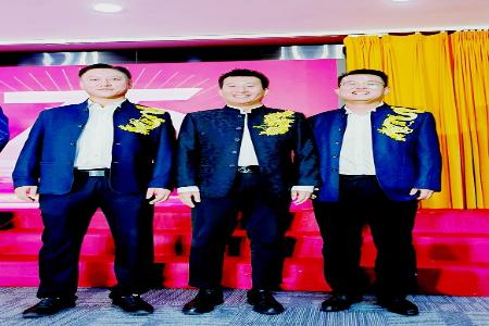           薛炜（左一）始终把敬业、奉献的水文精神铭记在心。 图片由受访者提供        