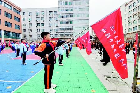           少先队员用实际行动诠释责任担当 本版摄影 本报记者 王钰钦        