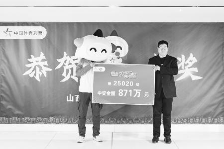           领奖现场本报记者 胡远嘉 摄        