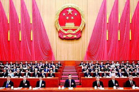           3月5日，第十四届全国人民代表大会第三次会议在北京人民大会堂开幕。党和国家领导人习近平、李强、王沪宁、蔡奇、丁薛祥、李希、韩正等出席大会。 新华社记者 李学仁 摄        