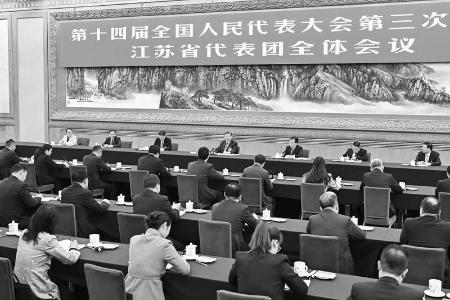           　　　　3月5日下午，中共中央总书记、国家主席、中央军委主席习近平参加他所在的十四届全国人大三次会议江苏代表团审议。 新华社记者 燕雁 摄        