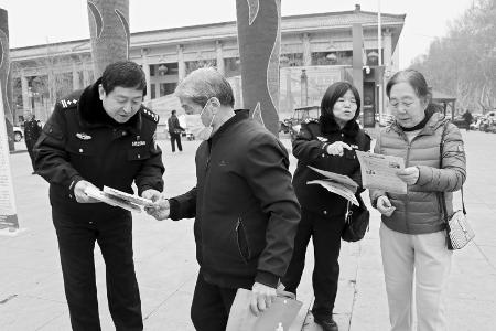           民警走上街头宣传禁毒知识        