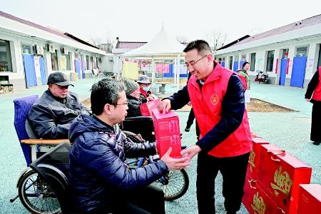           以实际行动表达崇高敬意和深切关怀        