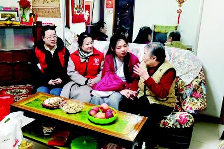           青年志愿者送关怀 图片由团太原市小店区委提供        