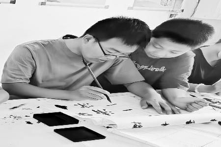           悉心辅导学生写字 图片由受访者提供        