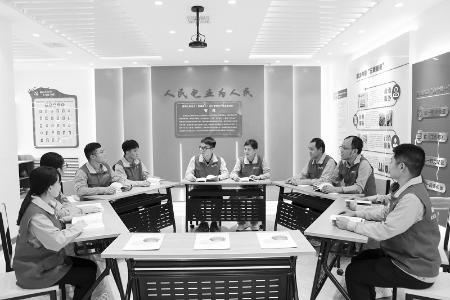          队员们勇挑保电重担，守护用电安全。 本版图片均由国家电网山西电力（晋城陵川）太行黎明共产党员服务队提供        