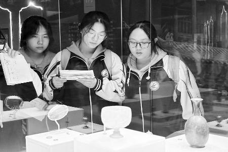           学生们了解历史，完成学习单。 图片由太原市博物馆提供        