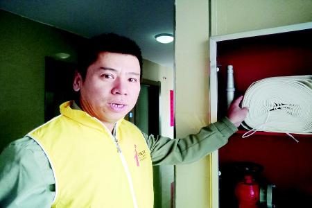           用奉献温暖他人 本报记者 李茹霞 摄        