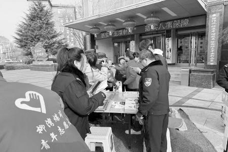           雷锋精神，人人可学；奉献爱心，处处可为。 图片由柳湾煤矿团委提供        